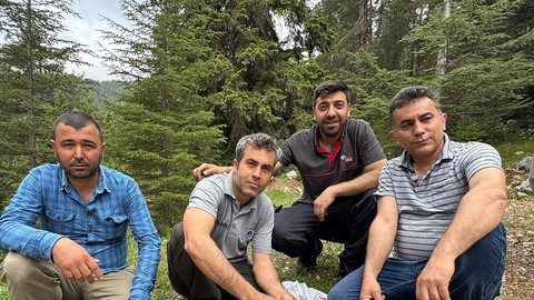 Mersin'de 5 arkadaş doğada onu bulmak için doğada yürüyüşe başladı... Toprakta 1 tanesini bile görseler sevinçten yukarı zıplıyorlar