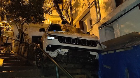 Beşiktaş'ta yokuş aşağı seyreden cip bina boşluğuna uçtu