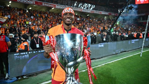 Finale damgasını vurdu! Victor Osimhen, Galatasaray tarihine geçti! Efsane ismi geride bıraktı