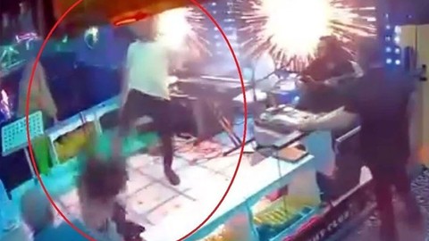 Eğlence mekanında dehşet: Sahnede kendini vurdu