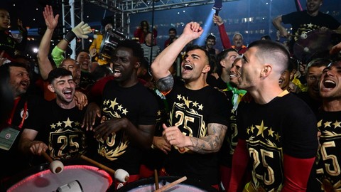 Galatasaraylı futbolculardan coşkulu şampiyonluk kutlaması