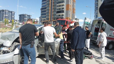 Edirne'de korkutan kaza! İki otomobil çarpıştı: Yaralılar var