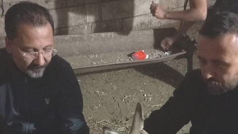 Köpek seslerini duyup dışarı çıktı, gözlerine inanamadı! Yaralı hayvanı evine aldı o hali yürek burktu