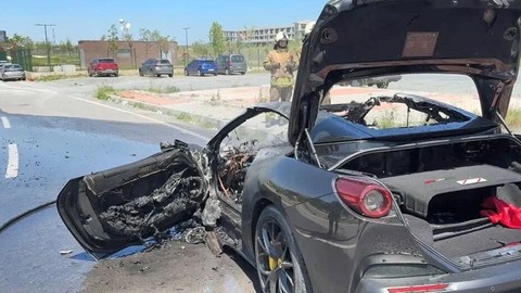 Motoru alev aldı, 20 milyonluk araç dakikalar içinde yok oldu