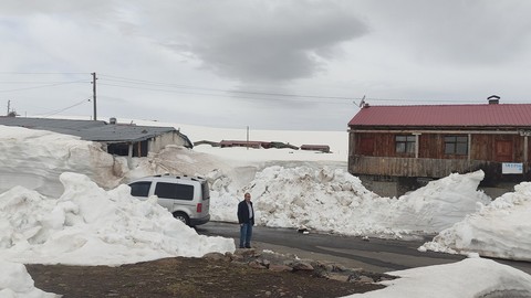Mayıs sonunda Artvin ve Ardahan sınırdaki 2580 rakımlı yayla hala kar altında! Kar yağışı çatıları kapladı