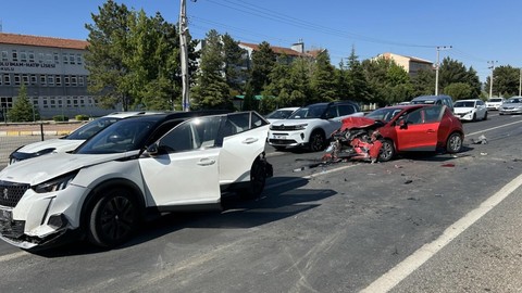 Uşak'ta 4 otomobil birbirine girdi: Çok sayıda yaralı var