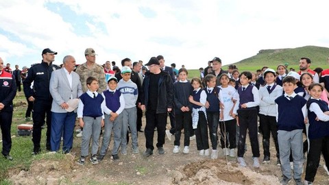 Kars'ta 400 meyve fidanını öğrenciler toprakla buluşturdu