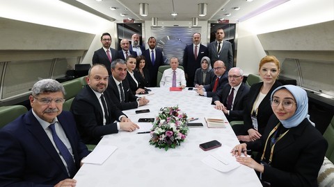 Cumhurbaşkanı Erdoğan Macaristan dönüşü uçakta gazetecilerin sorularını yanıtladı:  Tekrar aday olma gibi bir derdim yok, yeni anayasayı kendimiz için değil, ülkemiz için istiyoruz