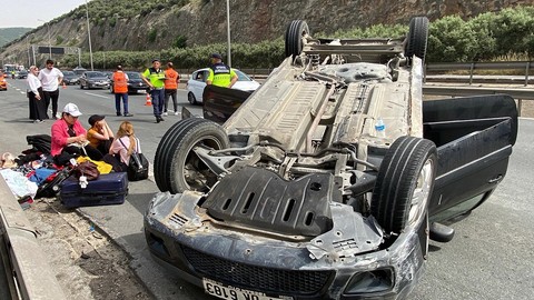 TEM Otoyolu Kocaeli geçişinde kaza! Beton bariyere çarparak takla atan araç ters döndü: 3 kişi yaralandı
