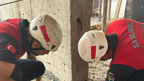 Şanlıurfa’da inşaattan gelen ihbar üzerine harekete geçen ekipler, 5-10 kilo ağırlığındaki betonu kaldırınca altında korkunç manzarayı gördü. Oraya girip kalmış