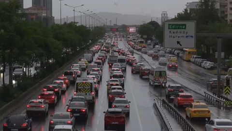 Sağanak yağmur şehri kilitledi! Trafik yoğunluğu yüzde 81!