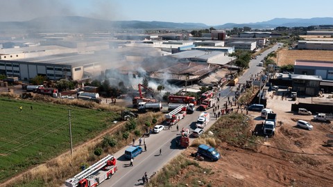İzmir'de fabrika yangını: Ekipler müdahale ediyor