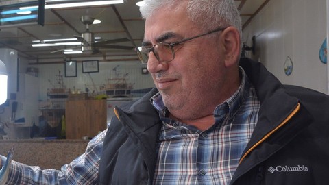 Karadeniz'de açıkta 1 tanesi balıkçıların ağına takıldı. Sinop'ta karaya çıkarılan hayvanı gören vatandaşlar dönüp bir daha baktı