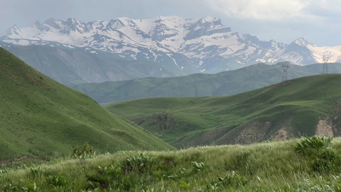 Zirvesinde kar, eteklerde yeşillik olan Clio Dağları bahar güzelliğiyle büyülüyor