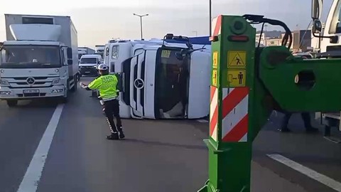 Pendik, TEM Otoyolu'nda TIR devrildi! İstanbul yönünde trafik yoğunluğu yaşanıyor