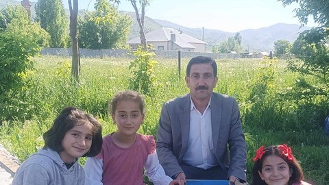 Muş'ta yaşayan vatandaş ve 3 çocuğu tarafından doğada bulundu. Vatandaş onu görür görmez hemen koruması altına aldı