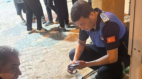 Hatay’da reklam panosunda mahsur kalan hayvan kurtarıldı