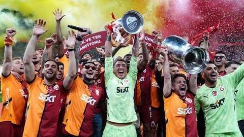 Ali Sami Yen’de bayram! Galatasaray şampiyonluk kupasını taraftarı önünde kaldırdı