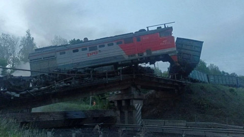 Rusya'da filmleri aratmayan felaket: 2 köprü çöktü, trenler raydan çıktı! 7 kişi hayatını kaybetti