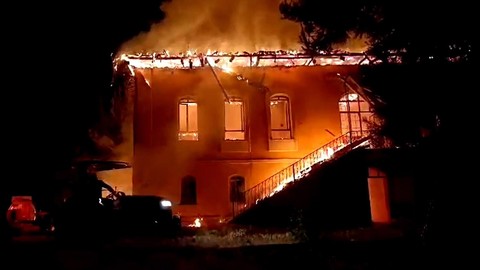 Denizli'de alev alev yanan tarihi okul küle döndü!