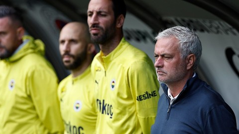 Fenerbahçe'de taraftardan Konyaspor maçında Jose Mourinho'ya mesaj! 2 Türk futbolcu alkışlandı, yabancılar ıslıklandı