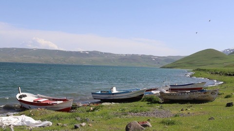 Ağrı Taşlıçay Balık Gölü’nde yazın doğaseverler serinlemek ve doğa keyfi yapmak için tercih ediyor