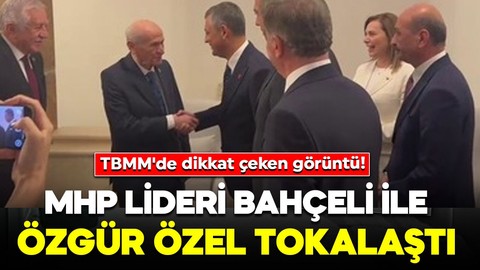 TBMM'de dikkat çeken görüntü! MHP Lideri Devlet Bahçeli ile Özgür Özel tokalaştı