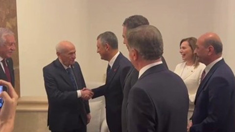 TBMM'de dikkat çeken görüntü! MHP Lideri Devlet Bahçeli ile Özgür Özel tokalaştı