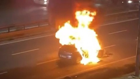 Kağıthane’de korkutan anlar! Bariyere çarpan araç alev topuna döndü