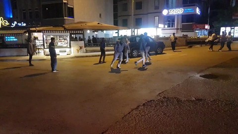 'Omuz atma' kavgasında yok yok! Istaka, tekme ve yumruklar havada uçuştu