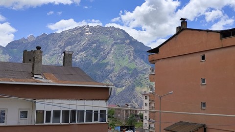Hakkari’de Haziran ayında Sümbül Dağı’na kar yağdı