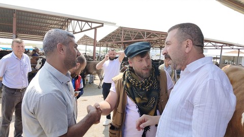 Kırşehir Canlı Hayvan Pazarı’nda 1 ton 25 kiloluk kurbanlık boğa 230 bin TL’ye alıcı buldu