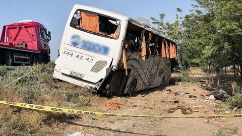 Konya'da bayram günü acı haber: Yolcu otobüsü devrildi, ölü ve çok sayıda yaralı var