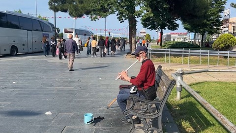 Samsun’da parmaklarını kaybeden 70 yaşındaki bayram dede, ney tutkusuyla gönülleri fethediyor. Çaldıklarıyla kulakların pasını siliyor