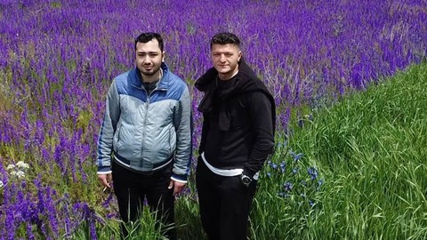 Afyonkarahisar’da mor hanımeli tarlaları fotoğraf meraklılarının yeni gözdesi oldu. Görenler tarlada bir fotoğraf çekmeden gitmiyor