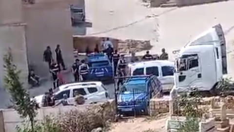 Akraba ailelerin silahlı arazi kavgası! Ortalık savaş alanına döndü: Ölü ve yaralılar var