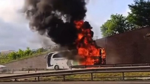 Yolculuk kabusa döndü! Otobüs alevler içinde kaldı: O anlar kamerada