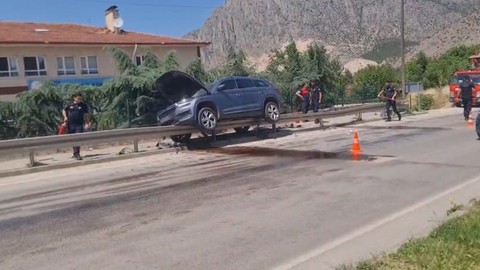 Amasya'da kaza! Otomobil, bariyere asılı kaldı: 1 yaralı