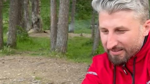 Bolu'da pikniğe giden bir aile masasına misafir olan yavru kargayı elleriyle besledi