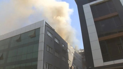 İstanbul'da 4 katlı iş merkezinde korkutan yangın