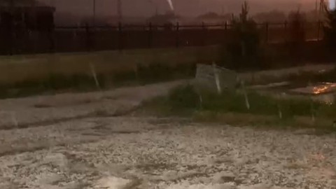 Gümüşhane Kelkit’te aniden bastıran dolu tarım arazilerini beyaza bürüdü