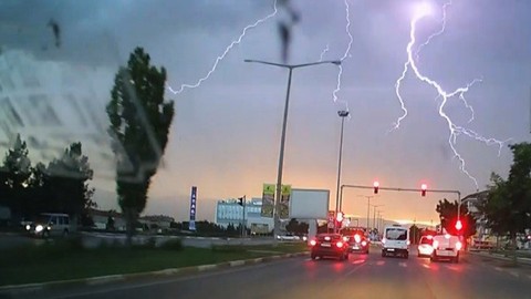 Erzincan’da sağanak ve şimşek etkili oldu