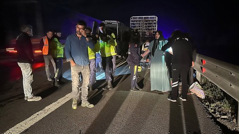 Bolu'da feci kaza! Yolcu minibüsü, kamyona çarptı; 16 yaralı