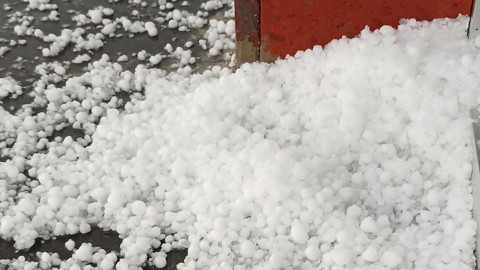 Ardahan’da ceviz büyüklüğünde dolu yağdı. Tarım arazileri ve araçlar zarar gördü