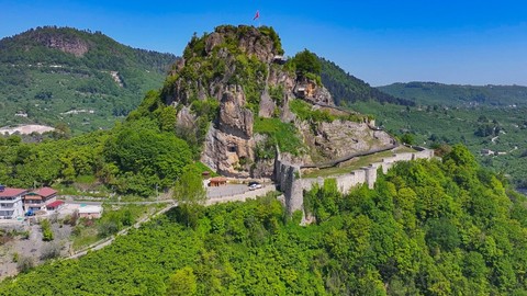 Karadeniz’de turizmin önemli parçalarından biri olan Ünye Kalesi, 14 günde 35 bin kişiyi ağırladı