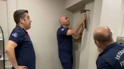 İstanbul’da 1 tane hayvan alçıpanın içine sıkışmıştı. Ekiple ses gelen geri kazınca 1,2,3,4 tanesi birden ortaya çıktı herkes büyük bir heyecan yaşadı
