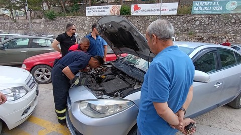 Amasya'da çevredekilerin otomobilden gelen sesleri fark etmesi üzerine, bir kedi yavrusu aracın motor kısmında bulundu
