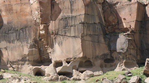 Tarih boyunca zarar görmeden korunan Meya Mağaraları, geçmişe ışık tutmaya devam ediyor