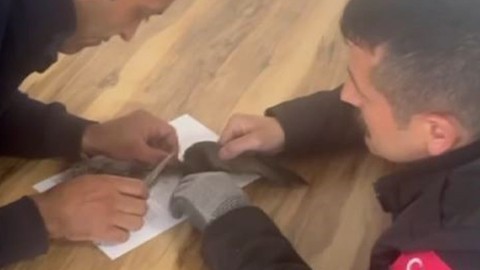 Sivas’ta çatıdaki ağa takılıp mahsur kalan kuş itfaiye ekiplerince kurtarıldı