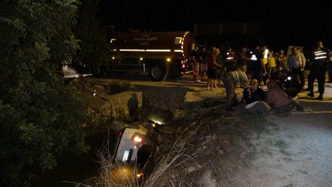 Antalya’da feci kaza! Otomobil sulama kanalına uçtu: Boğularak can verdiler